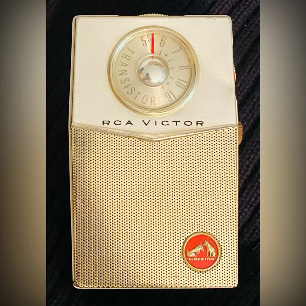 1960 RCA VICTOR Portable Transistor Radio - Picture 1 of 9